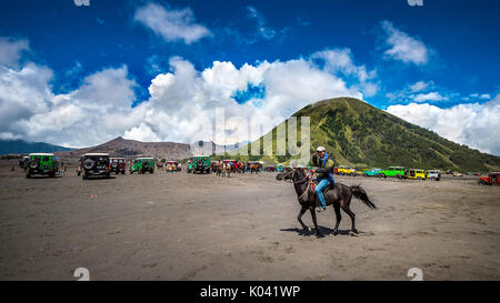 Indonesia-Arpil,24,2017 Java : un cavalier au Mont Bromo de Bromo-Tengger-Semeru Parc National en Indonésie. Banque D'Images