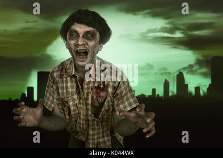 Zombie asiatique horrible plaie avec l'homme dans le corps debout sur la Dark city Banque D'Images