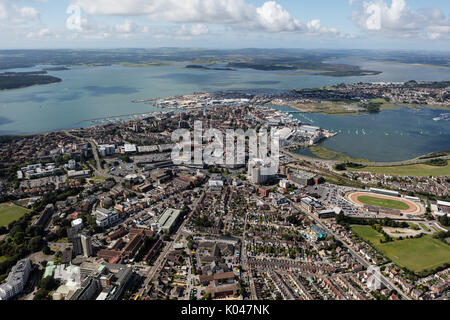 Une large vue aérienne de la ville de Dorset Poole Harbour et ses environs Banque D'Images