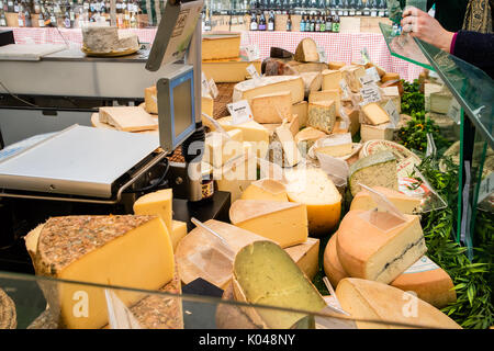 Spécialités de fromages français sur un marché de décrochage à Paris en France Banque D'Images