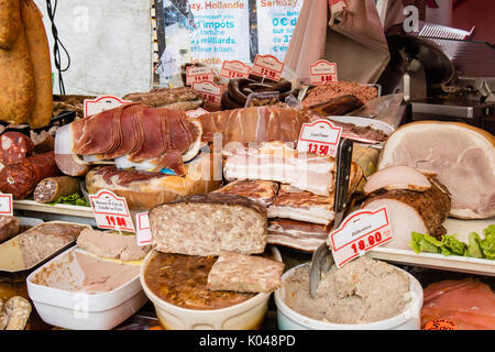 Charcuterie et dlicateness à sec sur un marché de décrochage boucher à Paris France Banque D'Images