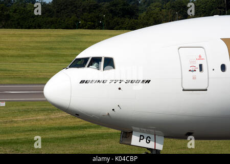 Unis Boeing 777 au sol à l'aéroport de Birmingham, UK (A6-EPG) Banque D'Images