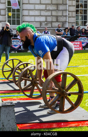 La contrainte de l'concurrents de levage puissance chaleur de l'homme le plus fort ultime concours tenu et télédiffusé dans le parc de la ville de Belfast Banque D'Images