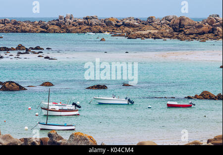 Bateaux dans le port sur la Côte de Granit Rose (cote de granit rose en français). Bretagne (Bretagne), France Banque D'Images