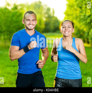 La formation à l'extérieur de coureurs. Ville d'exécution couple jogging à l'extérieur. Banque D'Images