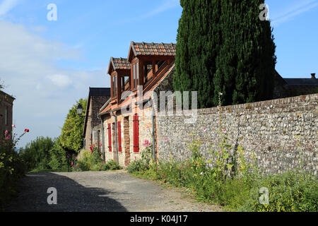 Rue Pavée, mur en pierre et maison traditionnelle dans la rue du Quesnoy, saint valery sur Somme, Somme, hauts de france, france Banque D'Images