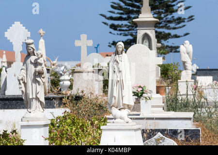 Façade nord cimetière sur Devil's Tower road, par l'aéroport sous le rocher de Gibraltar. C'est le seul cimetière toujours en usage à Gibraltar Banque D'Images