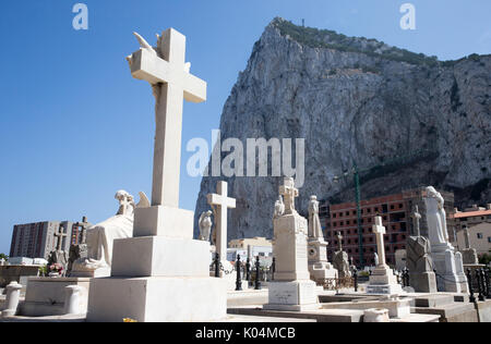 Façade nord cimetière sur Devil's Tower road, par l'aéroport sous le rocher de Gibraltar. C'est le seul cimetière toujours en usage à Gibraltar Banque D'Images