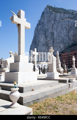 Façade nord cimetière sur Devil's Tower road, par l'aéroport sous le rocher de Gibraltar. C'est le seul cimetière toujours en usage à Gibraltar Banque D'Images