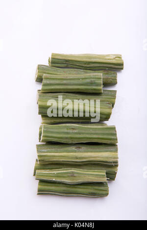 Mumbai / l'Inde 13 août 2014 Légumes frais du pilon ou le Moringa sur un fond blanc. Banque D'Images