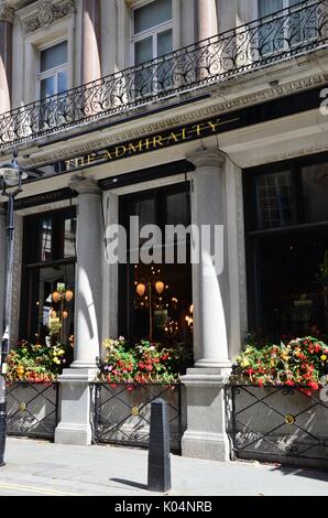 Le pub de l'amirauté, Trafalgar Square, Londres Banque D'Images