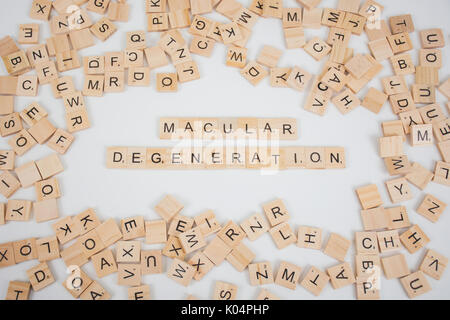 Dégénérescence maculaire énoncés dans les lettres de scrabble Banque D'Images