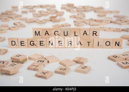 Dégénérescence maculaire énoncés dans les lettres de scrabble Banque D'Images