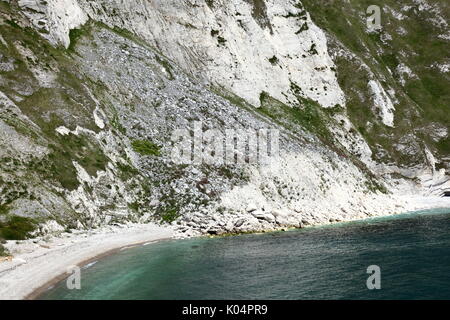 Falaise de craie en ruine avec des talus érodés mer formations cône de mupe bay vers arish mell sur la côte jurassique du Dorset, uk Banque D'Images