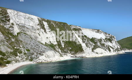 Falaise de craie en ruine avec des talus érodés mer formations cône de mupe bay vers arish mell sur la côte jurassique du Dorset, uk Banque D'Images