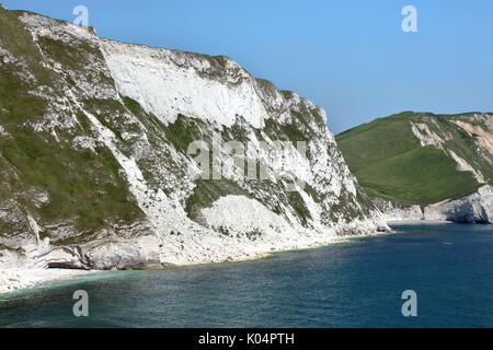 Falaise de craie en ruine avec des talus érodés mer formations cône de mupe bay vers arish mell sur la côte jurassique du Dorset, uk Banque D'Images