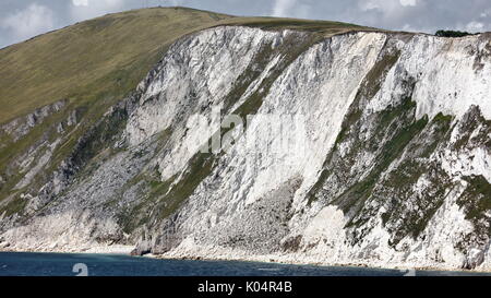 Falaise de craie en ruine avec des talus érodés mer formations cône de mupe bay vers arish mell sur la côte jurassique du Dorset, uk Banque D'Images