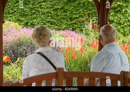 Couple de personnes âgées se rendant sur Breezy genoux jardins, York, England, UK Banque D'Images