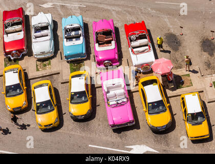 Scène de rue, voitures classiques et de trafic d'au-dessus, La Havane, Cuba Banque D'Images