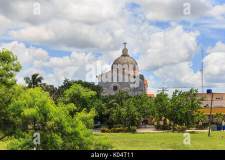 Vue vers Iglesia de Jesús de Miramar, église catholique à Miramar, La Havane Banque D'Images