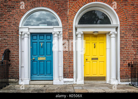 Portes classic bleu et jaune à Dublin, exemple de l'architecture typique de style géorgien de Dublin, Irlande Banque D'Images