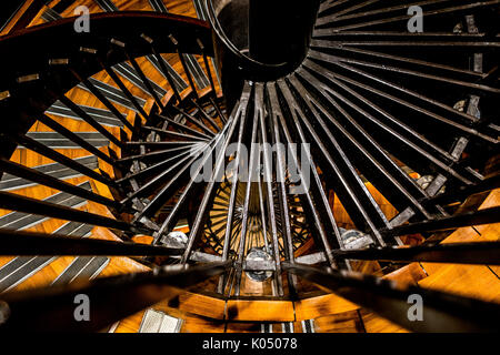 Escalier en bois et en métal en spirale dans le Grand Palais de Paris, France Banque D'Images