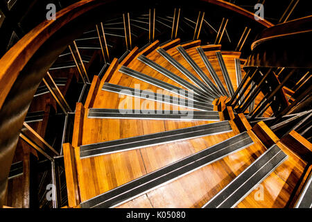 Escalier en bois et en métal en spirale dans le Grand Palais de Paris, France Banque D'Images