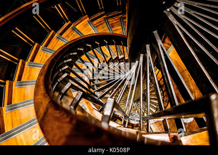 Escalier en bois et en métal en spirale dans le Grand Palais de Paris, France Banque D'Images