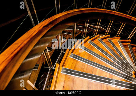 Escalier en bois et en métal en spirale dans le Grand Palais de Paris, France Banque D'Images