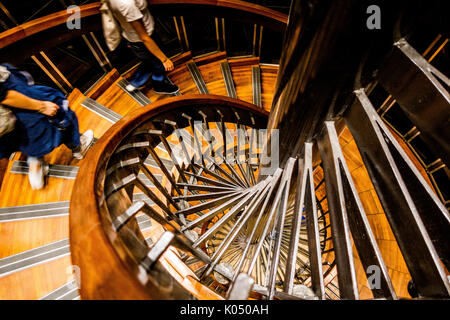 Escalier en bois et en métal en spirale dans le Grand Palais de Paris, France Banque D'Images