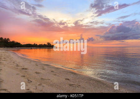 Coucher du soleil des Caraïbes, mer et plage Jibacoa, Cuba Banque D'Images
