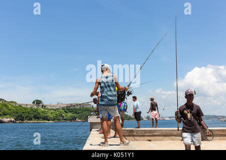 Pêche Les pêcheurs sur le Malecon sesaside, promenade dans la Vieille Havane, Cuba Banque D'Images