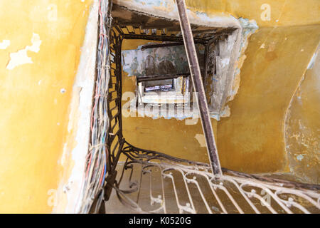 Achitecture et pierre centrale escalier en fer et en maison residenial négligées dans la Vieille Havane, Cuba Banque D'Images