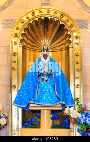 Vierge noire autel dans l'église catholique et Santeria mixte Iglesia de Nuestra Señora de la Regla, Regla, La Havane, Cuba Banque D'Images