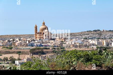 La rotonde de Xewkija, domine l'horizon de l'île de Gozo sur une journée sans nuages. Banque D'Images