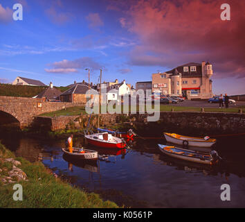 Lumière du soir éclaire le petit hameau de Blackwaterfoot sur l'île d'Arran Banque D'Images