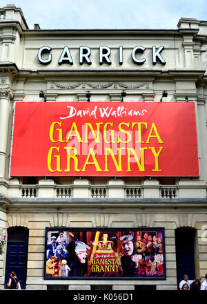 Londres, Angleterre, Royaume-Uni. 'Granny' Gangsta (David Walliams) au théâtre Garrick, Charing Cross Road Banque D'Images