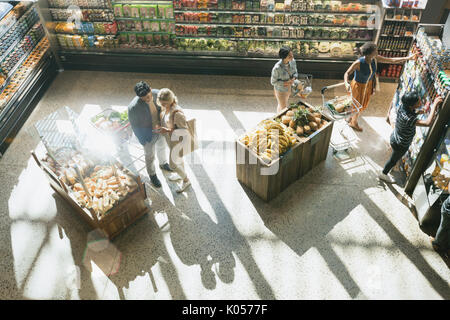 Les gens du marché des épiceries. Banque D'Images