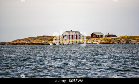 Chalets suédois au large de la côte suédoise à Varberg Banque D'Images