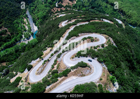 Vue aérienne de la route en zigzag avec de nombreux provinciaux dans l'Épire Zagorochoria, Grèce Banque D'Images