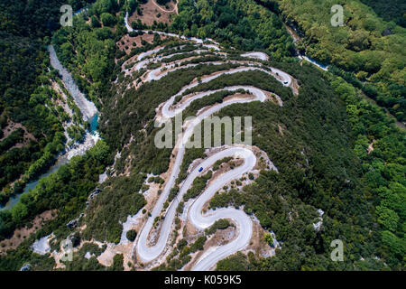 Vue aérienne de la route en zigzag avec de nombreux provinciaux dans l'Épire Zagorochoria, Grèce Banque D'Images