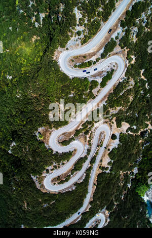 Vue aérienne de la route en zigzag avec de nombreux provinciaux dans l'Épire Zagorochoria, Grèce Banque D'Images