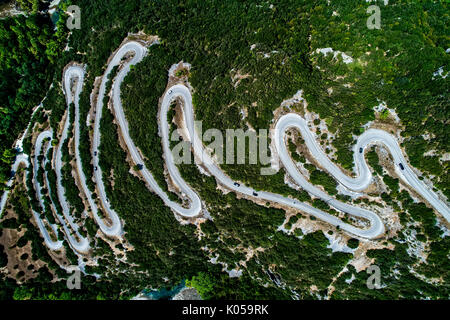 Vue aérienne de la route en zigzag avec de nombreux provinciaux dans l'Épire Zagorochoria, Grèce Banque D'Images