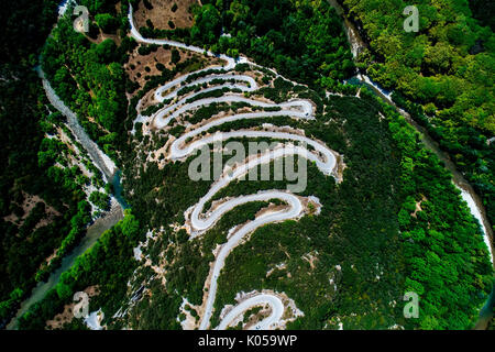 Vue aérienne de la route en zigzag avec de nombreux provinciaux dans l'Épire Zagorochoria, Grèce Banque D'Images