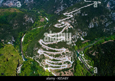 Vue aérienne de la route en zigzag avec de nombreux provinciaux dans l'Épire Zagorochoria, Grèce Banque D'Images