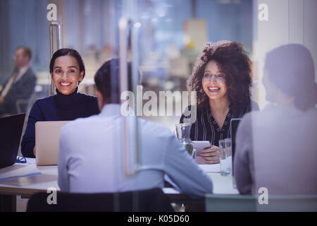 La salle de conférence Businesswomen smiling in meeting Banque D'Images