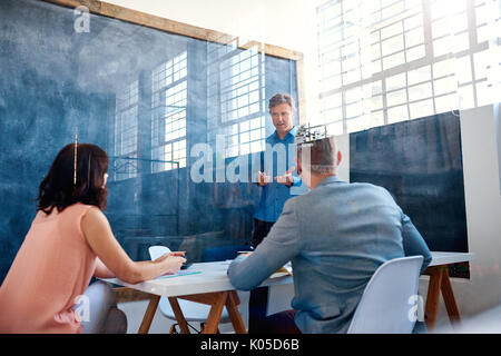 Des collègues de bureau à l'intérieur de l'ensemble de réflexion d'une salle de réunion Banque D'Images