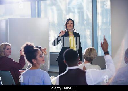 Businesswoman conduisant réunion, répondant aux questions de l'auditoire Banque D'Images