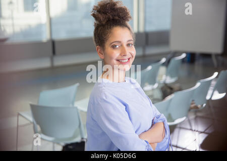 Portrait souriant, confiant young businesswoman in conference room Banque D'Images