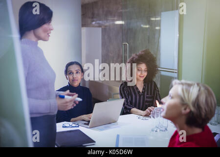 La planification d'affaires, parler dans la salle de conférence réunion Banque D'Images